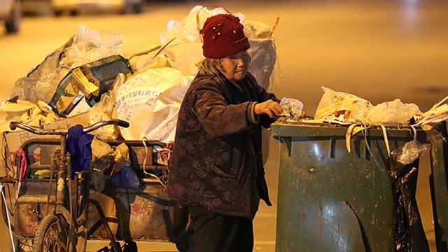 敬禮，勵(lì)志可愛(ài)的“拾荒奶奶”