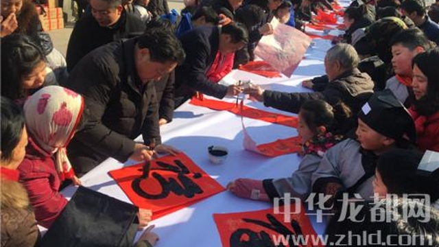 書法家揮毫送“?！?眾市民喜領春聯(lián)