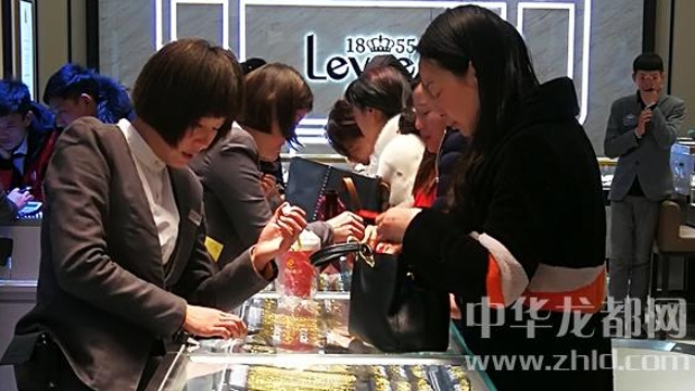 臨近春節(jié)，周口消費市場紅似火