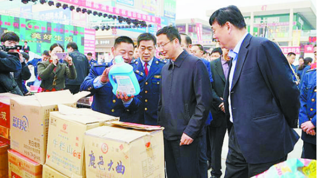 項城市消協(xié)、市工商局舉行國際消費者權益日宣傳活動