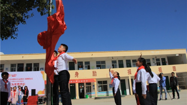 周口留守兒童的國慶節(jié)：敬隊禮、升國旗
