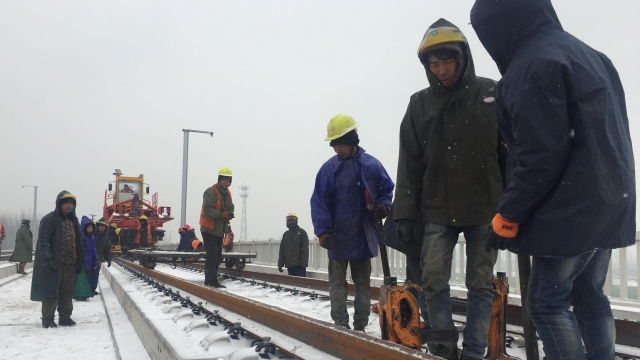 致敬！風(fēng)雪中的高鐵建設(shè)者