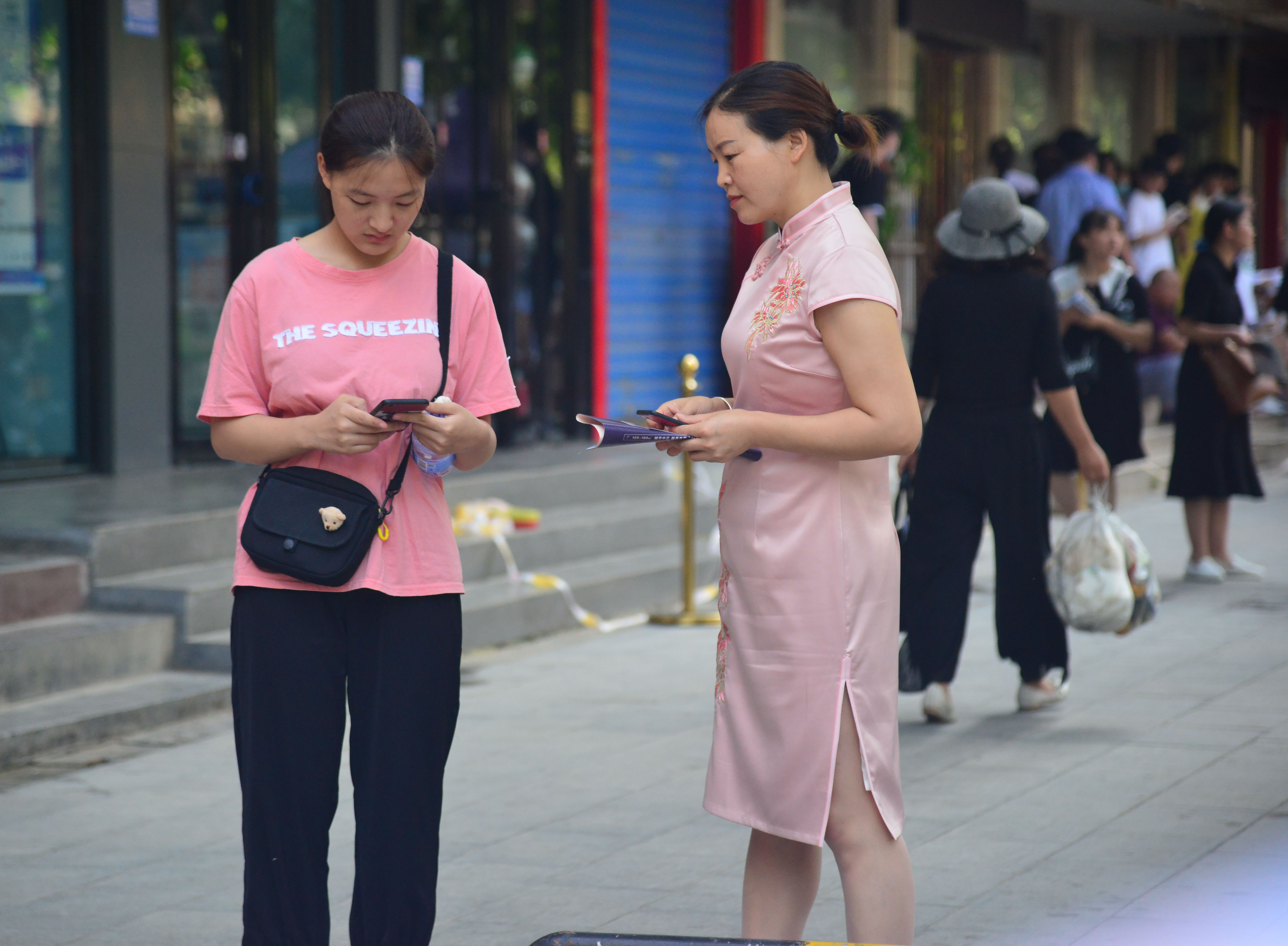 旗開(kāi)得勝！高考考場(chǎng)外的旗袍媽媽們