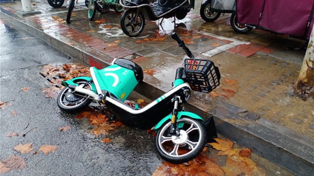 請(qǐng)把車子放好吧！